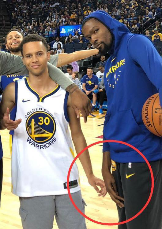 Nba巨人不仅体型大 手脚也远超普通人 Kd大手超 假库里 一倍 腾讯新闻