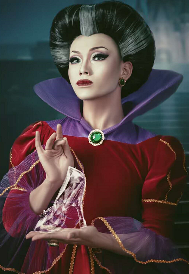 小伙子仿妆灰姑娘继母开始化妆方法真是新鲜最后真有两把刷子
