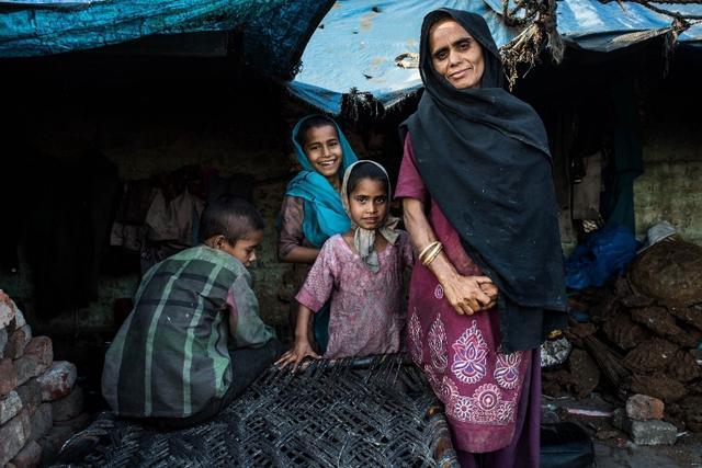 印度贫民窟女性住着破房子温饱都难以维持哪里来的钱穿金戴银