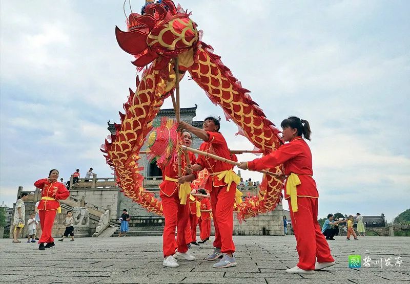 舞龙的趣味性和观赏性,李玲和队员们琢磨出不少动作,造型,有"盘龙""