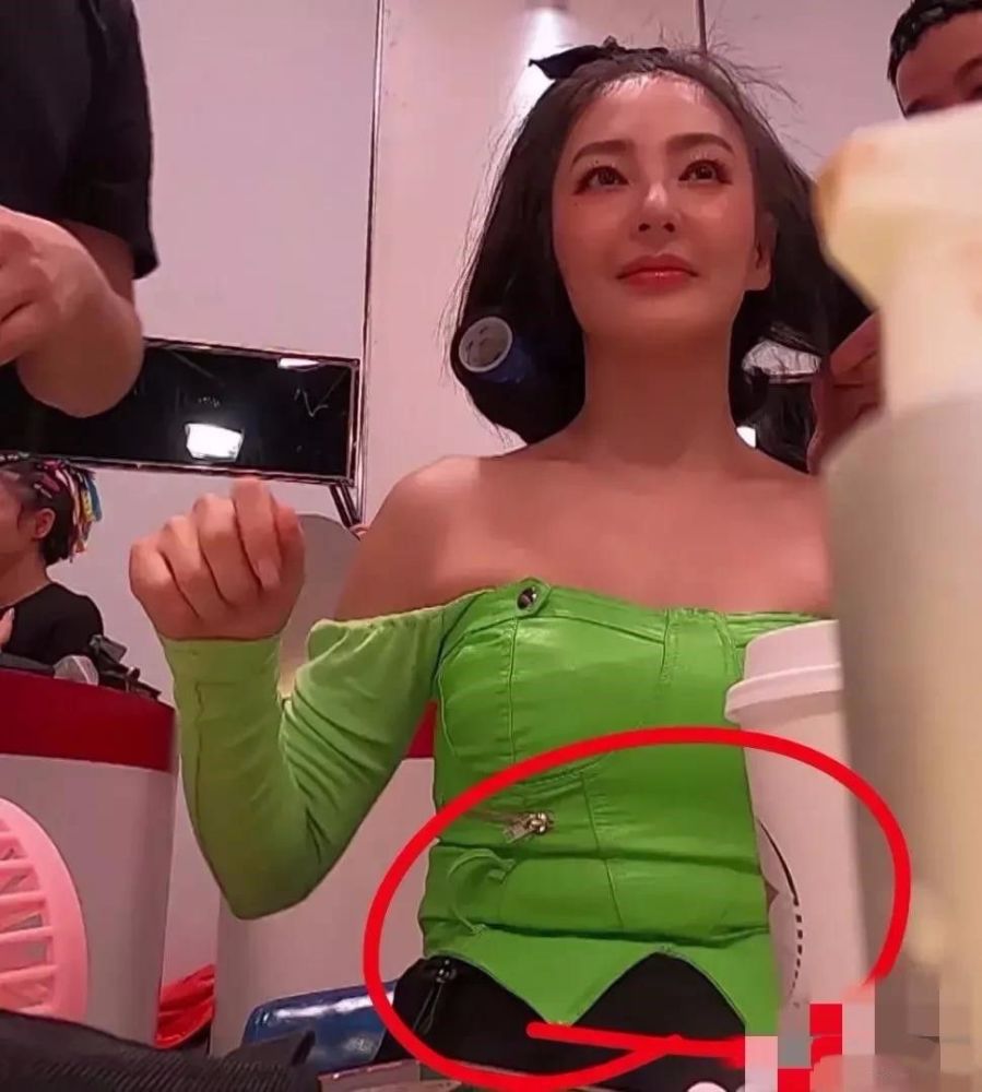 张雨绮倒是真实,穿紧身衣赘肉泛滥,只想着后期会修平!