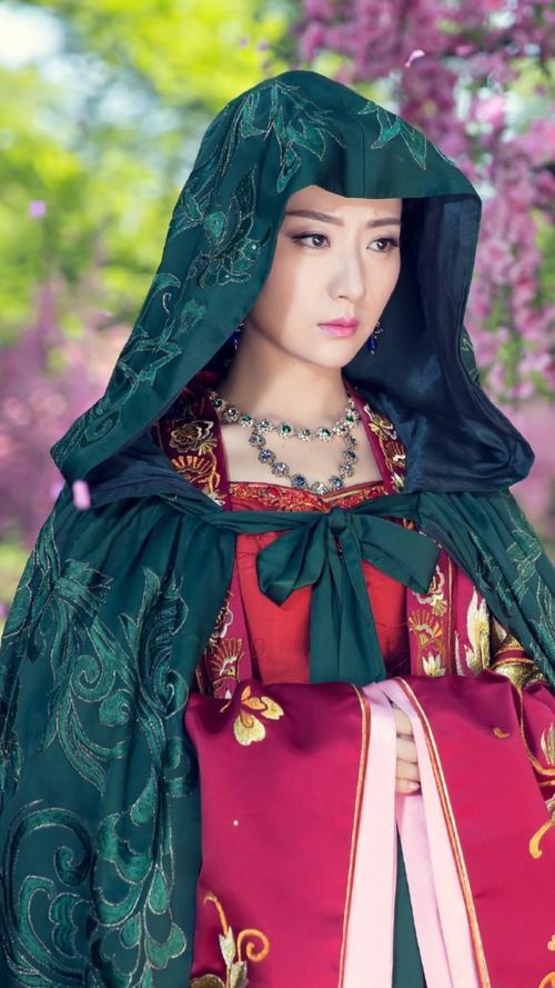 京城四美白冰离婚后美出新高度,穿红色露脐装秀马甲线大方自信!