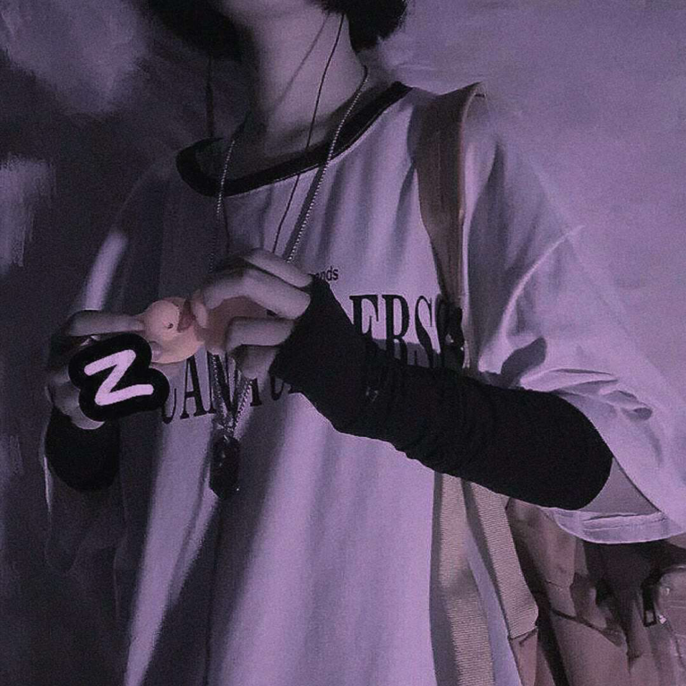 不露脸女生头像:夜里温热的柏油,黏住了所有的星星!