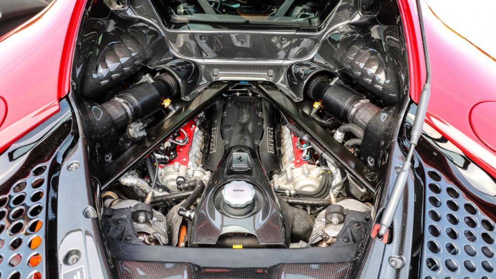 刚刚推出时,曾有人批评法拉利不求上进,说sf90的发动机模仿了f8