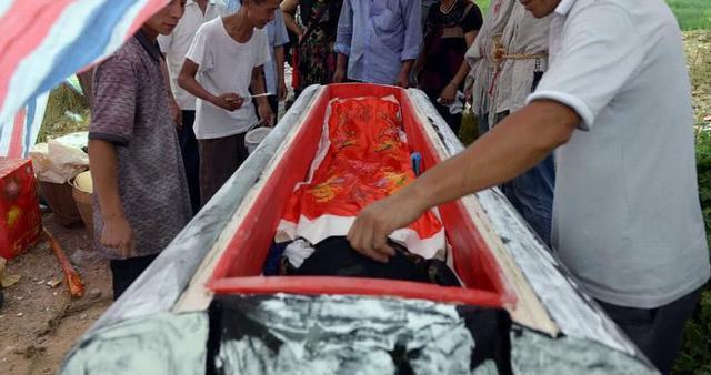 人死后为何要穿寿衣?殡仪馆说出真相,不是封建迷信的