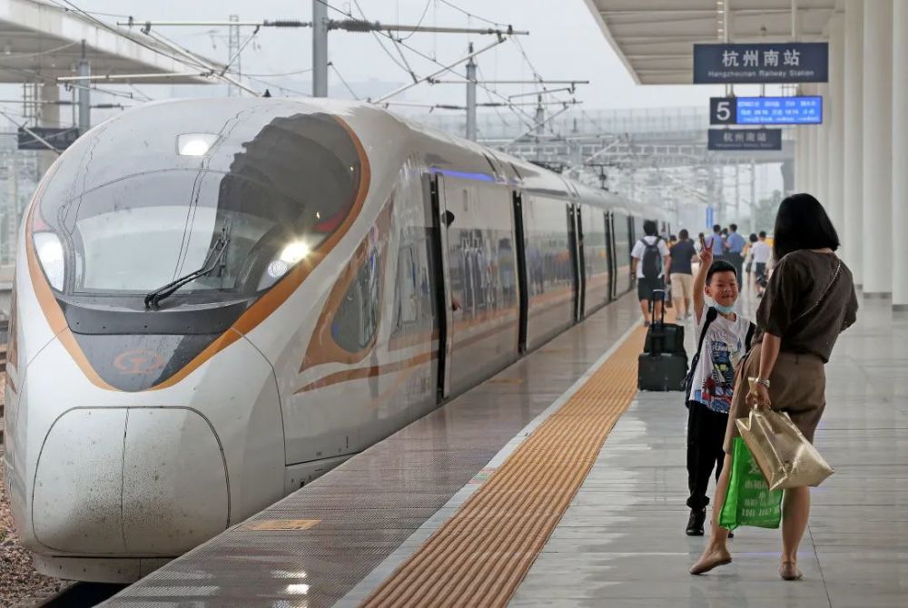 由上海虹桥站开往台州方向的g7541次列车,也成为火车南站重新亮相后第
