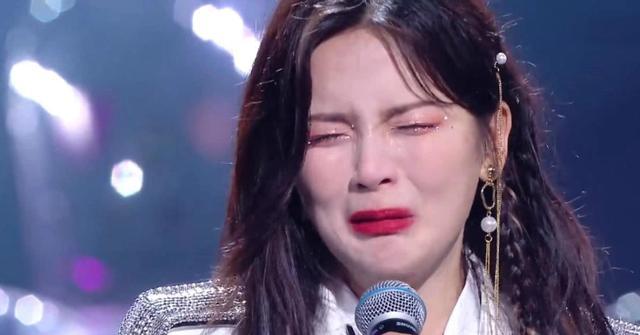 杨超越|杨超越辍学村花一个，除了哭啥都不会，凭啥只用2年就收入千万？