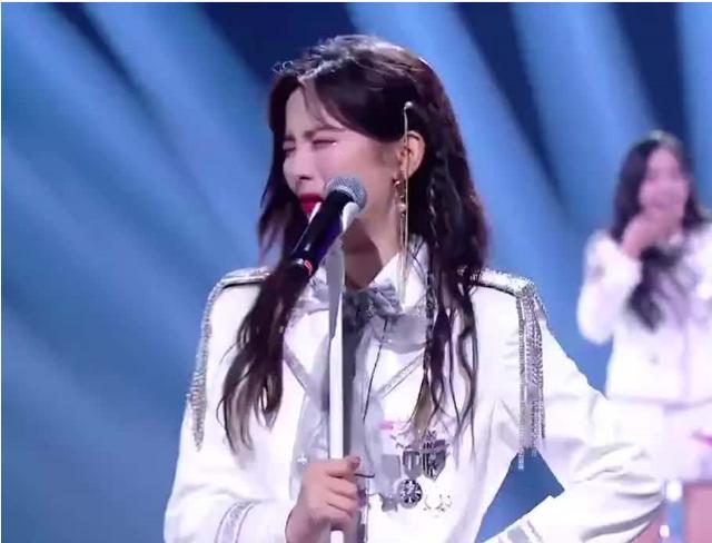 杨超越|杨超越辍学村花一个，除了哭啥都不会，凭啥只用2年就收入千万？