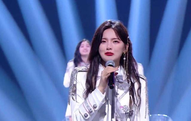 杨超越|杨超越辍学村花一个，除了哭啥都不会，凭啥只用2年就收入千万？