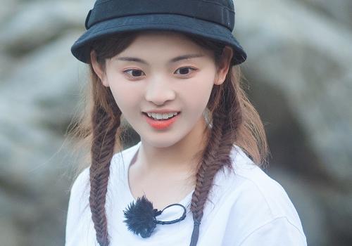 杨超越|杨超越辍学村花一个，除了哭啥都不会，凭啥只用2年就收入千万？