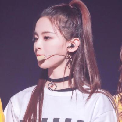 杨超越|杨超越辍学村花一个，除了哭啥都不会，凭啥只用2年就收入千万？