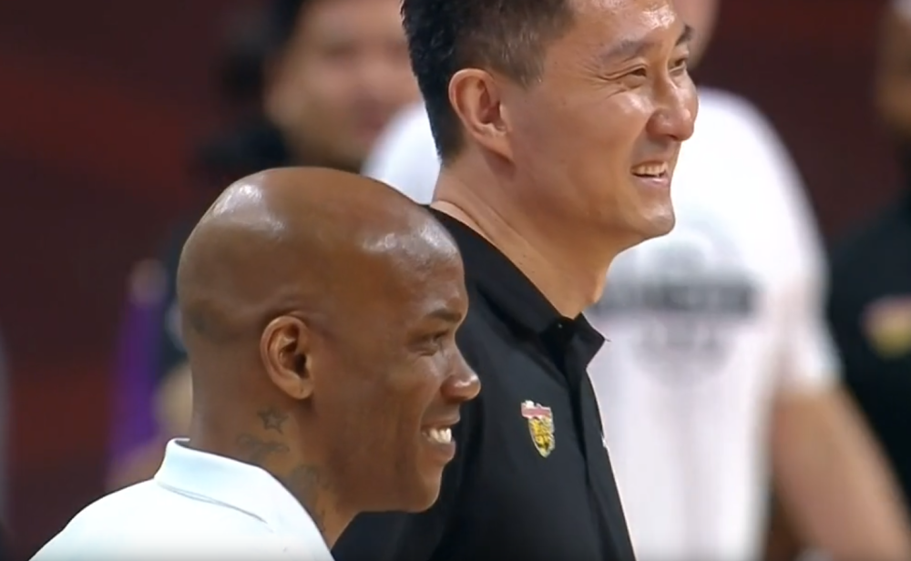 名场面杜锋马布里相互拥抱大笑泯恩仇赛季首次握手曾爆发冲突