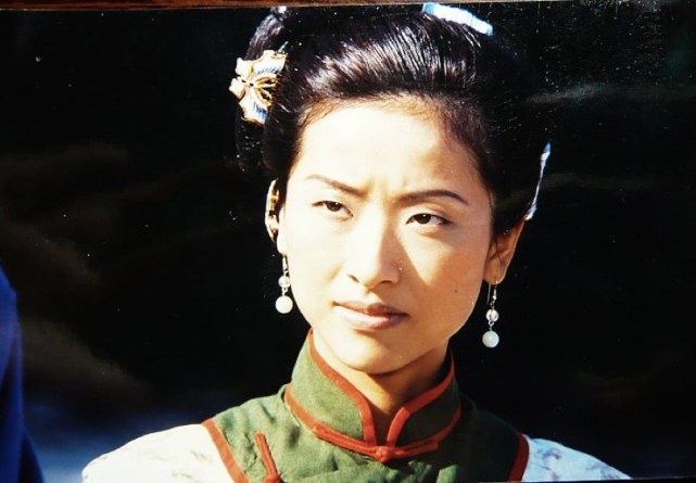 1994年,徐濠萦和林志颖合作主演了《旋风小子》,在里面她饰演的"珍珠"