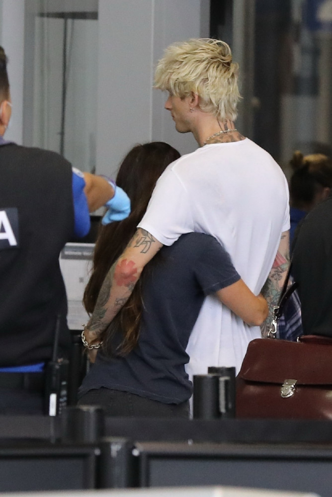 梅根·福克斯|34岁梅根·福克斯出街照！变形金刚女郎身材抢眼，新男友帅气爆表