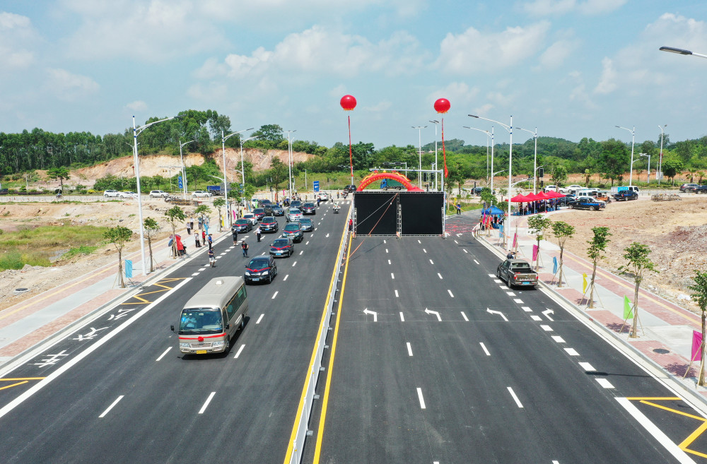 廉江市人民大道西延伸线竣工通车现场.