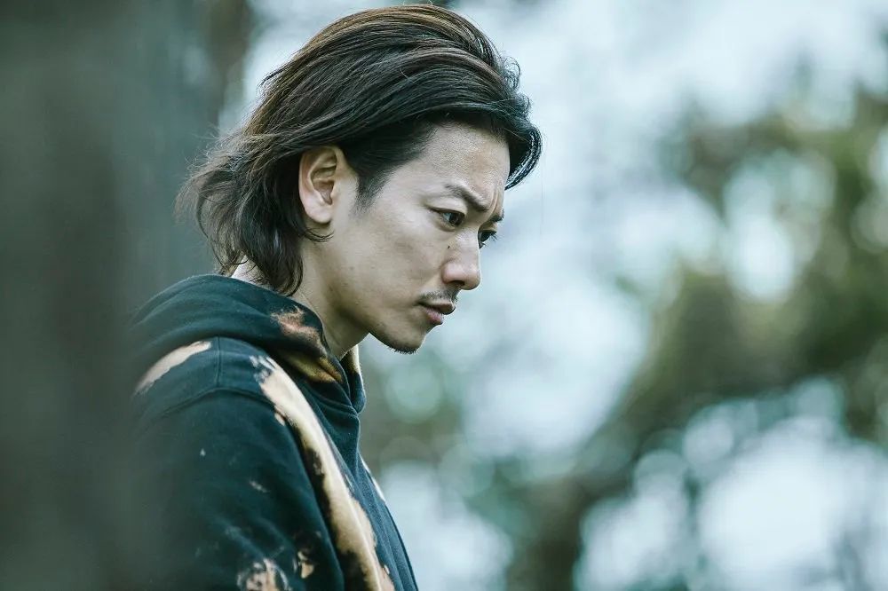 佐藤健一改帅气形象 新片留胡渣演颓废青年 腾讯新闻