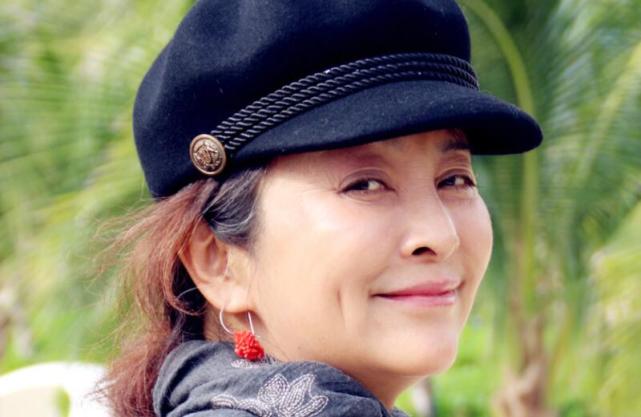 老戏骨也玩短视频,舞姿和表情太抢镜,高原红脸蛋引人瞩目