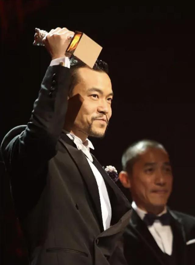 廖凡|廖凡携老婆与友聚餐，席间热聊室内抽烟，饭毕当街搂肩牵手秀恩爱