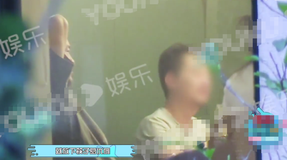 廖凡|廖凡携老婆与友聚餐，席间热聊室内抽烟，饭毕当街搂肩牵手秀恩爱