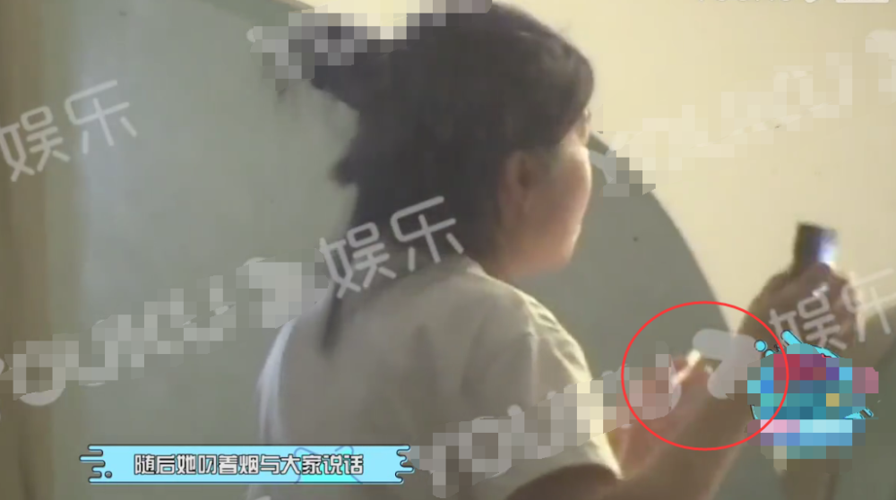 廖凡|廖凡携老婆与友聚餐，席间热聊室内抽烟，饭毕当街搂肩牵手秀恩爱