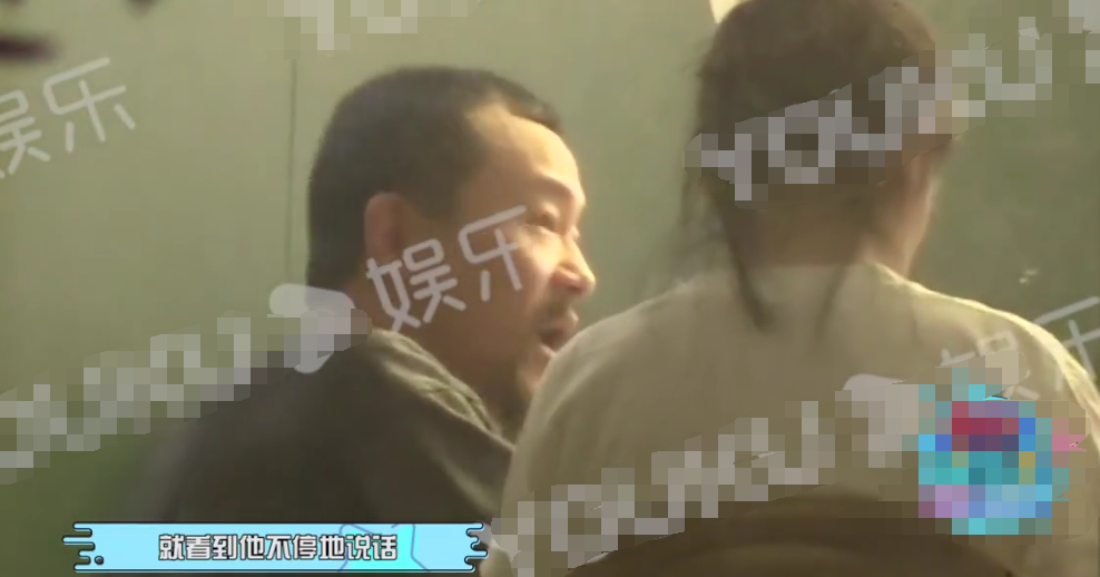 廖凡|廖凡携老婆与友聚餐，席间热聊室内抽烟，饭毕当街搂肩牵手秀恩爱