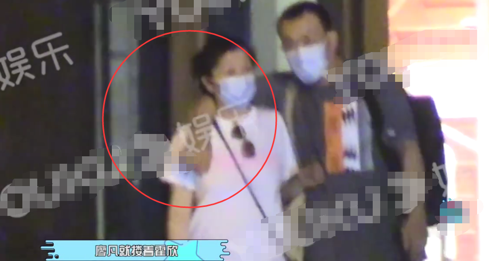 廖凡|廖凡携老婆与友聚餐，席间热聊室内抽烟，饭毕当街搂肩牵手秀恩爱