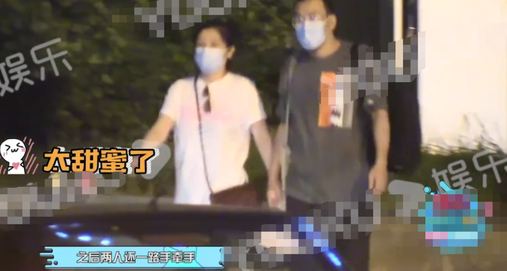 廖凡|廖凡携老婆与友聚餐，席间热聊室内抽烟，饭毕当街搂肩牵手秀恩爱