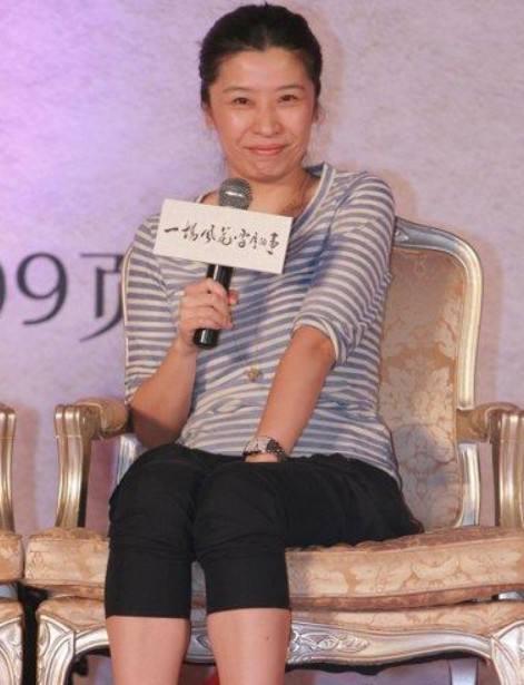 廖凡|廖凡携老婆与友聚餐，席间热聊室内抽烟，饭毕当街搂肩牵手秀恩爱