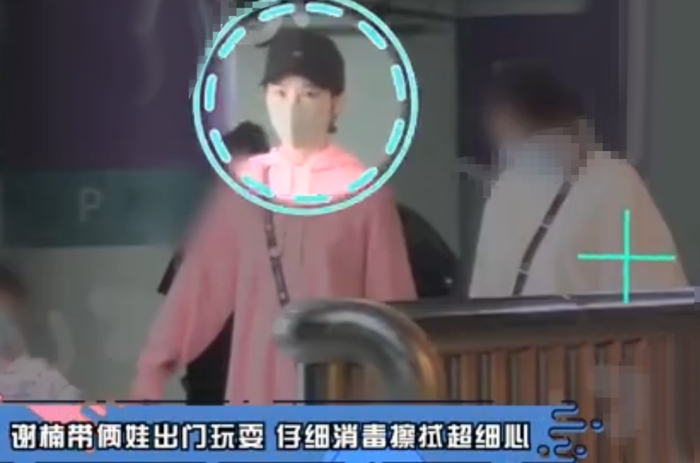 吴忧虑|谢楠带俩娃出行太粗心，2岁吴忧虑坐车无安全座椅，被保姆抱着很危险