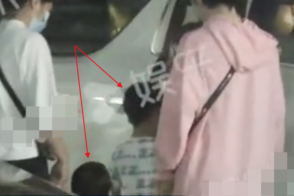 吴忧虑|谢楠带俩娃出行太粗心，2岁吴忧虑坐车无安全座椅，被保姆抱着很危险