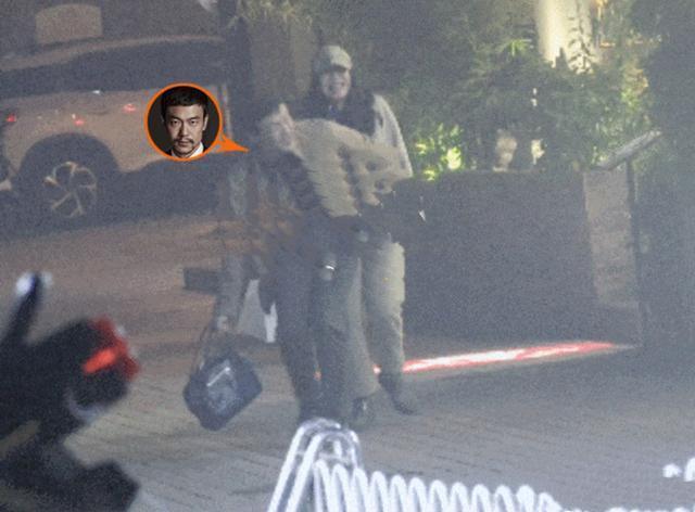 廖凡|廖凡携老婆与友聚餐，席间热聊室内抽烟，饭毕当街搂肩牵手秀恩爱