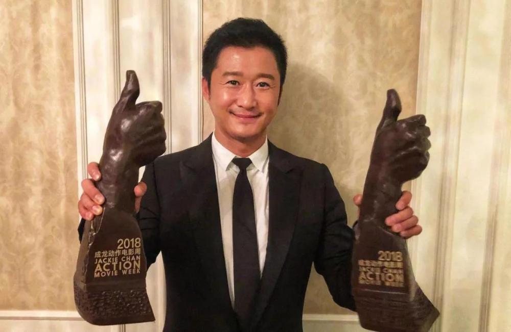 吴忧虑|谢楠带俩娃出行太粗心，2岁吴忧虑坐车无安全座椅，被保姆抱着很危险