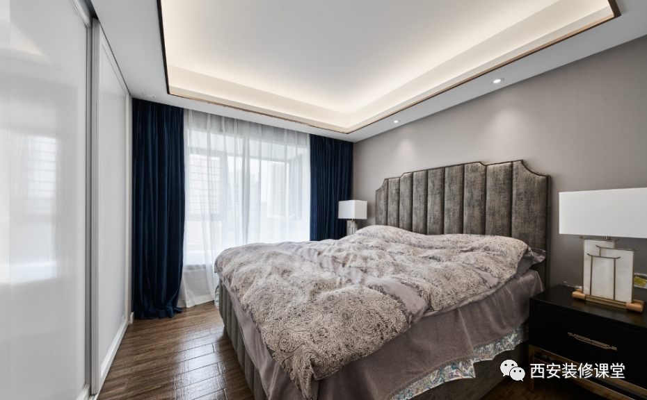 视觉更简洁,同时减弱头顶吊顶的繁琐▲只在床头上方局部灯带,一是弥补