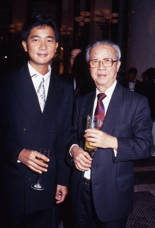 张智霖|张智霖袁咏仪甜蜜逛街，男方豪掷30万买名表，戴上后一脸满足