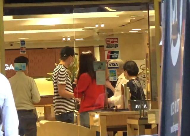 张智霖|张智霖袁咏仪甜蜜逛街，男方豪掷30万买名表，戴上后一脸满足