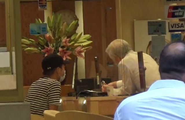 张智霖|张智霖袁咏仪甜蜜逛街，男方豪掷30万买名表，戴上后一脸满足