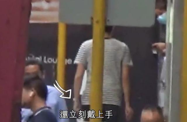 张智霖|张智霖袁咏仪甜蜜逛街，男方豪掷30万买名表，戴上后一脸满足