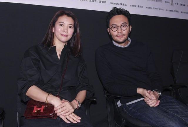张智霖|张智霖袁咏仪甜蜜逛街，男方豪掷30万买名表，戴上后一脸满足