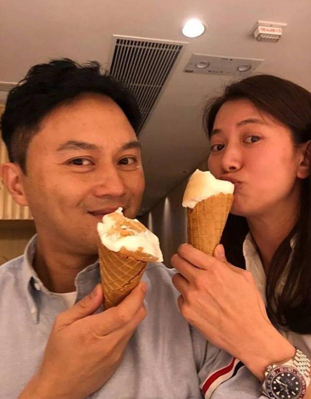 张智霖|张智霖袁咏仪甜蜜逛街，男方豪掷30万买名表，戴上后一脸满足