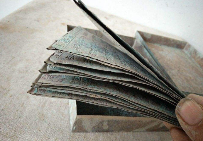 国家历史博物馆|保加利亚博物馆收藏一本铜书，书中几千年前的名言，还有借鉴作用