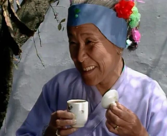 从"母蝗虫"说起|巧姐|贾宝玉|刘姥姥|贾府|凤姐