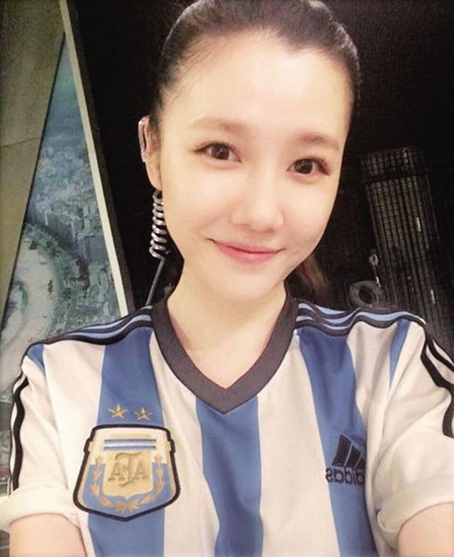 皇马球迷慌不慌?刘语熙身穿皇马球衣公开亮相,直言对不起皇马球迷