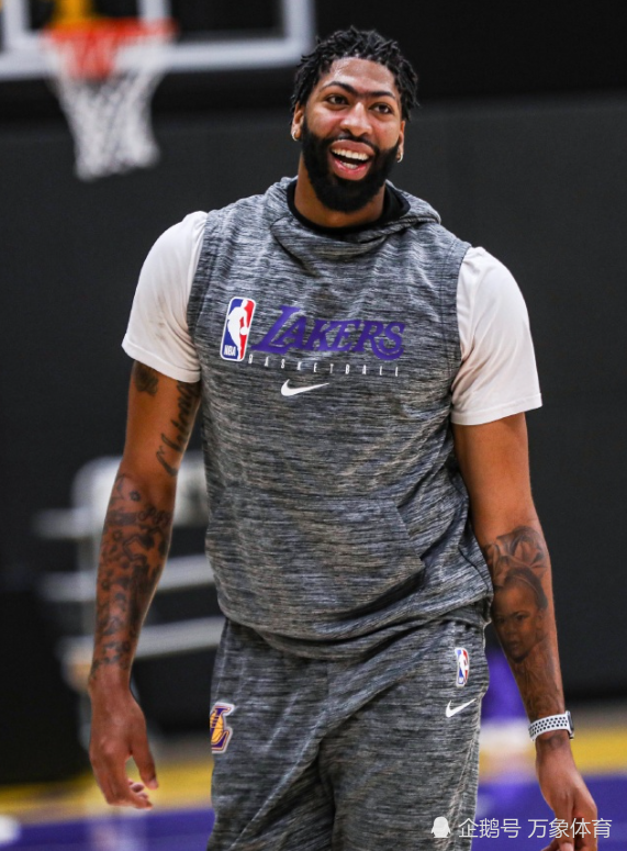湖人恢复训练,詹姆斯纹身 戴维斯新发型抢眼,卡鲁索成光头