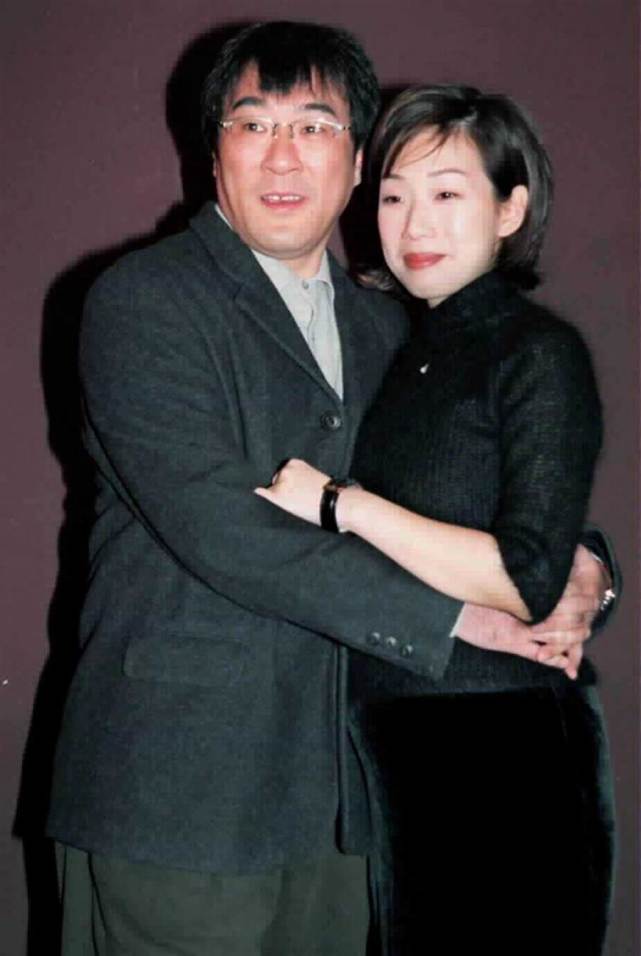 61李宗盛带妻子出街小娇妻主动牵手两人对镜头一脸甜蜜