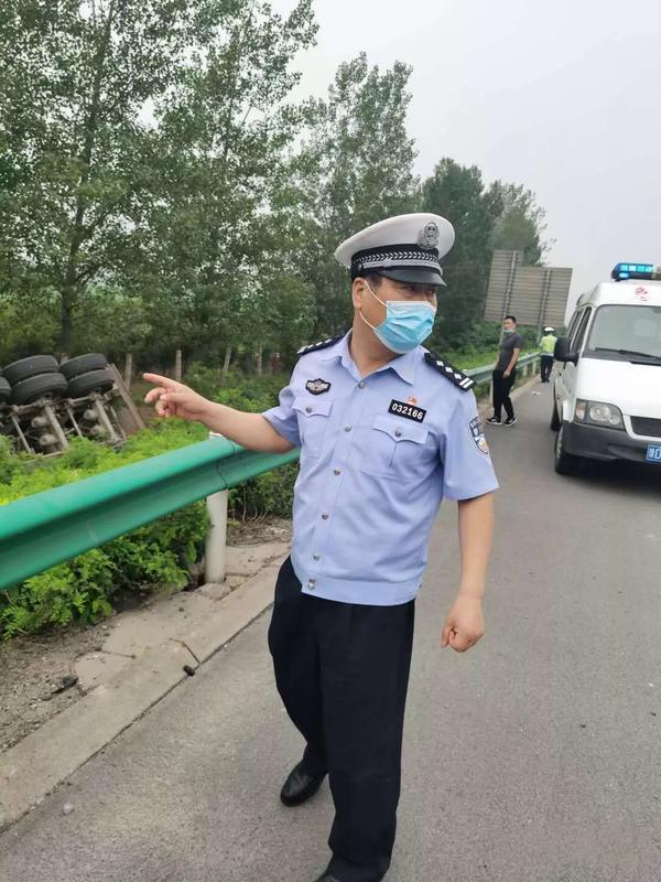 两辆重型车追尾碰撞 一辆冲出应急车道掉落沟中