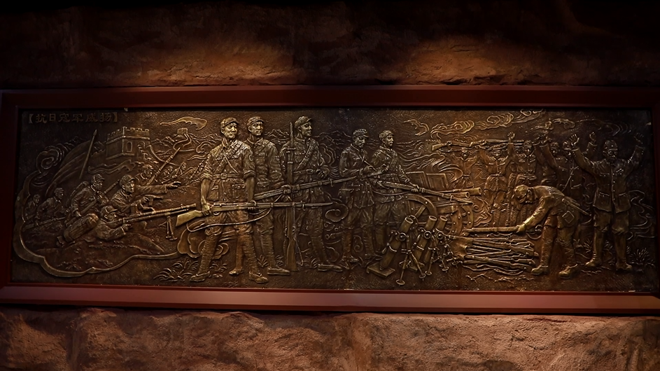 浮雕共描绘了三个情节,一是部队向北在长城内外,准备去抗日寇;前面