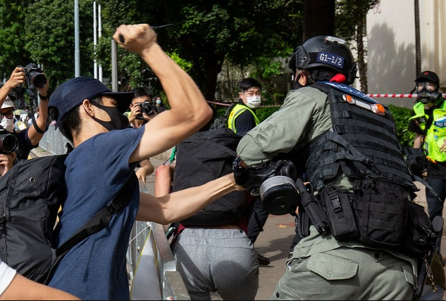 香港警察遭暴徒袭击 共7名警员受伤送医