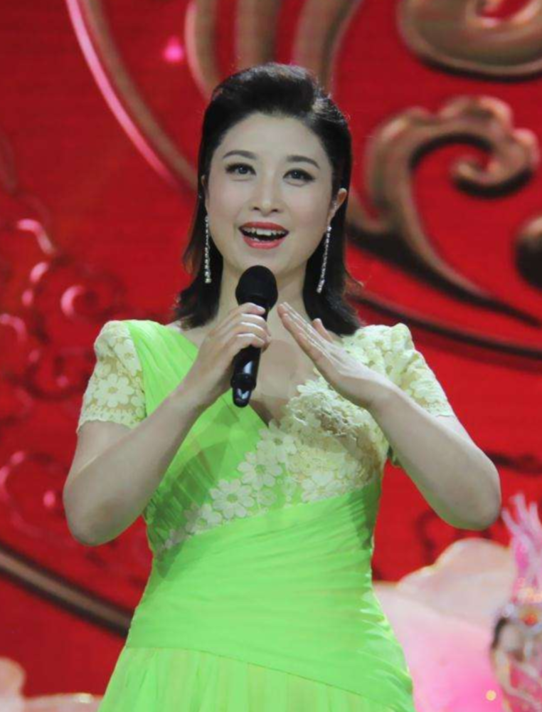 封面新闻记者近日获悉:著名歌唱家刘媛媛在央视音乐频道献唱了原创