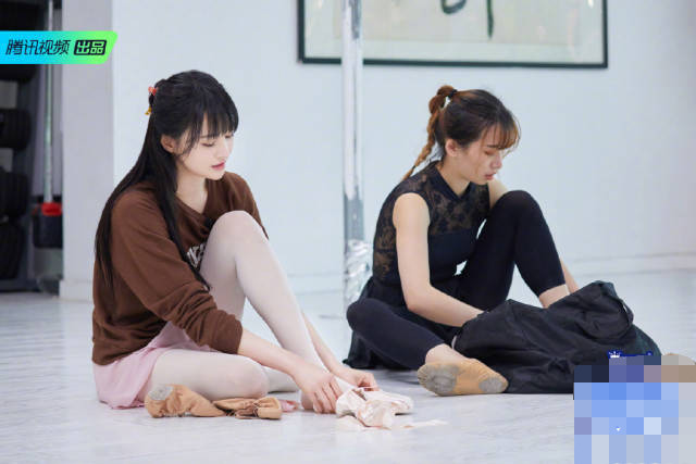 郑爽|真要复合？张翰戴郑爽情侣戒后，郑爽又跳俩人定情之作主题曲