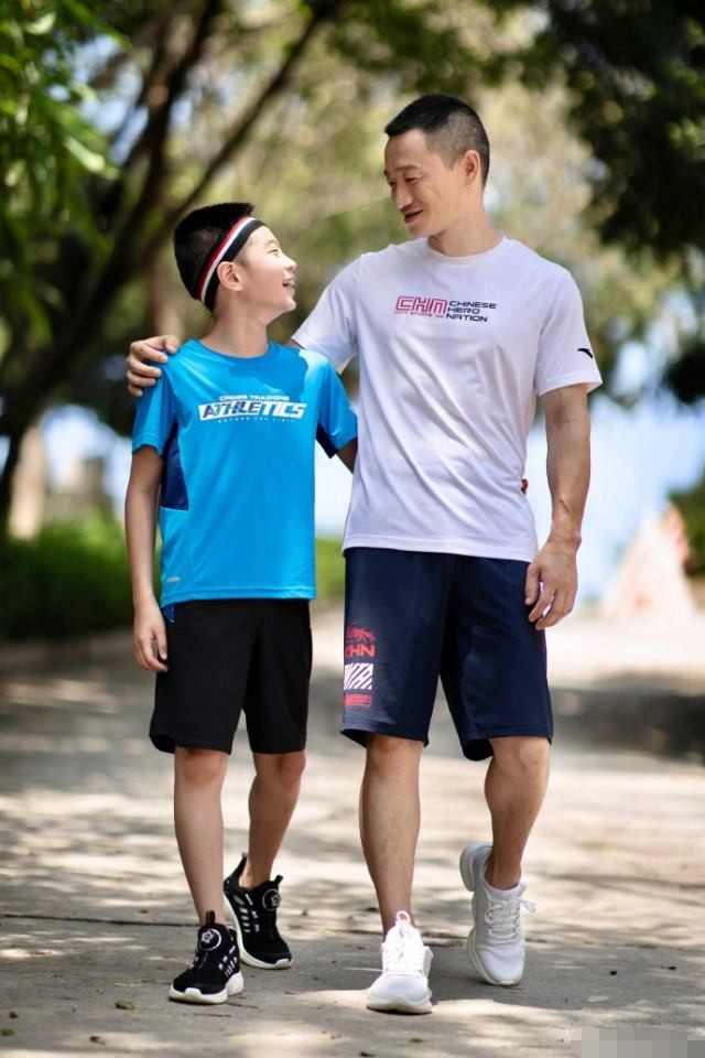 如今暴风长高,十岁的他身高已经长到爸爸杨威肩头